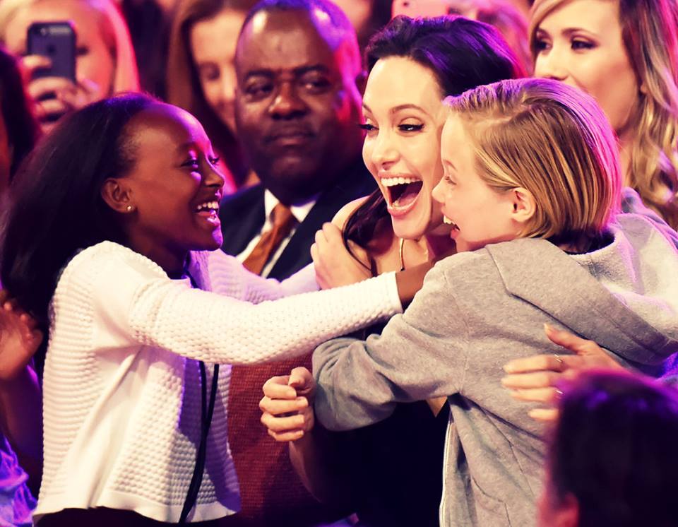 Best Mom Ever - Angelina Jolie takes her children to the Kids' Choice Awards geotv.ge